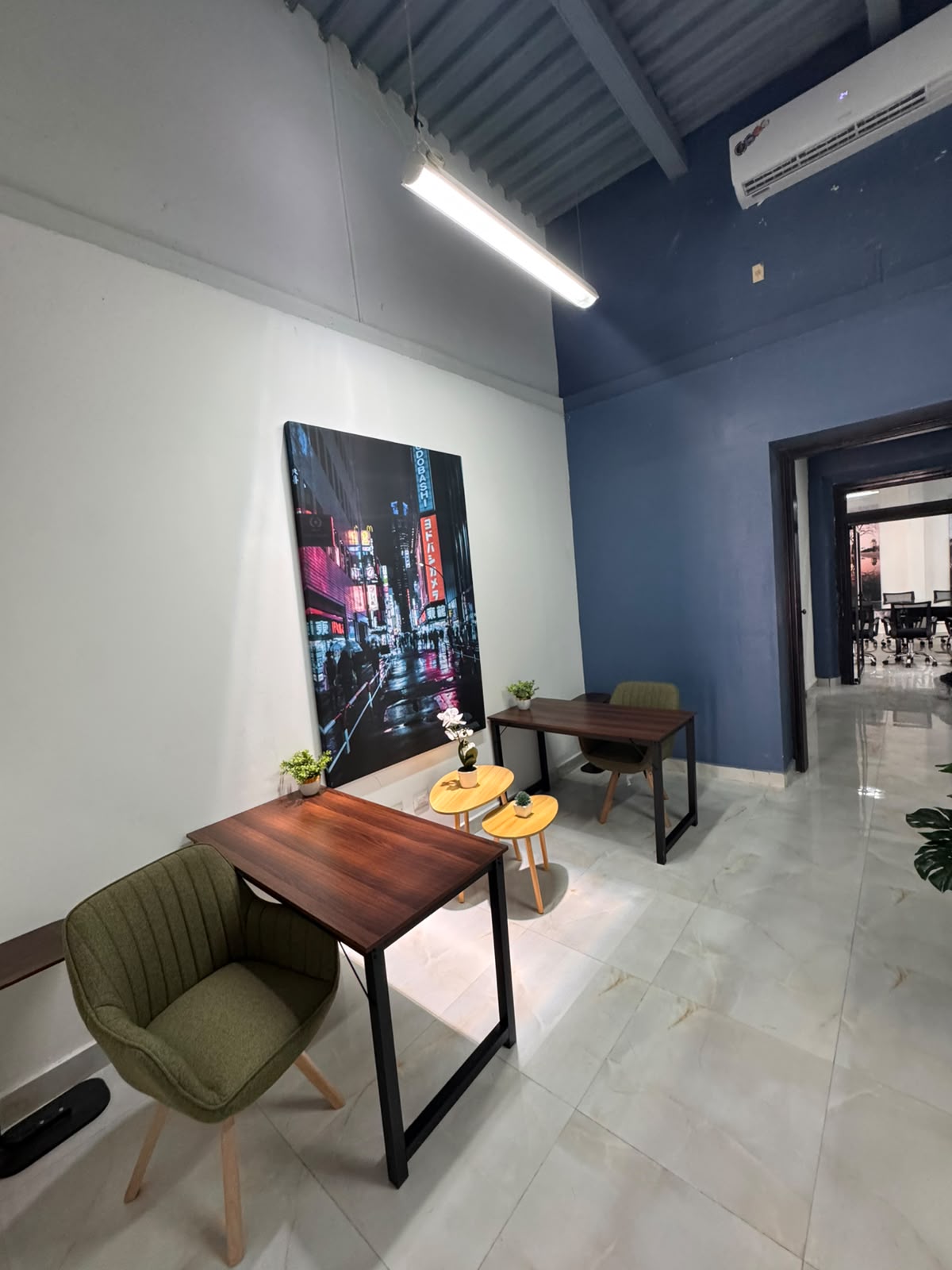 Área de trabajo de NEXO con muro azul e iluminación profesional.