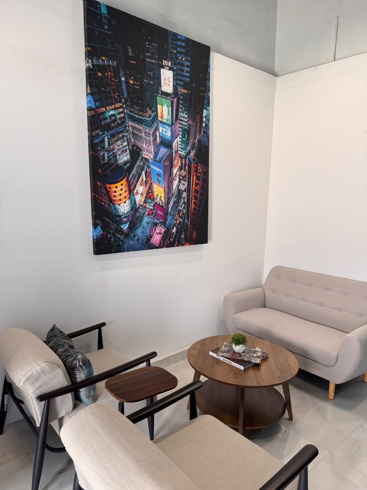 Sala de estar de NEXO con sillones y mesa de centro.